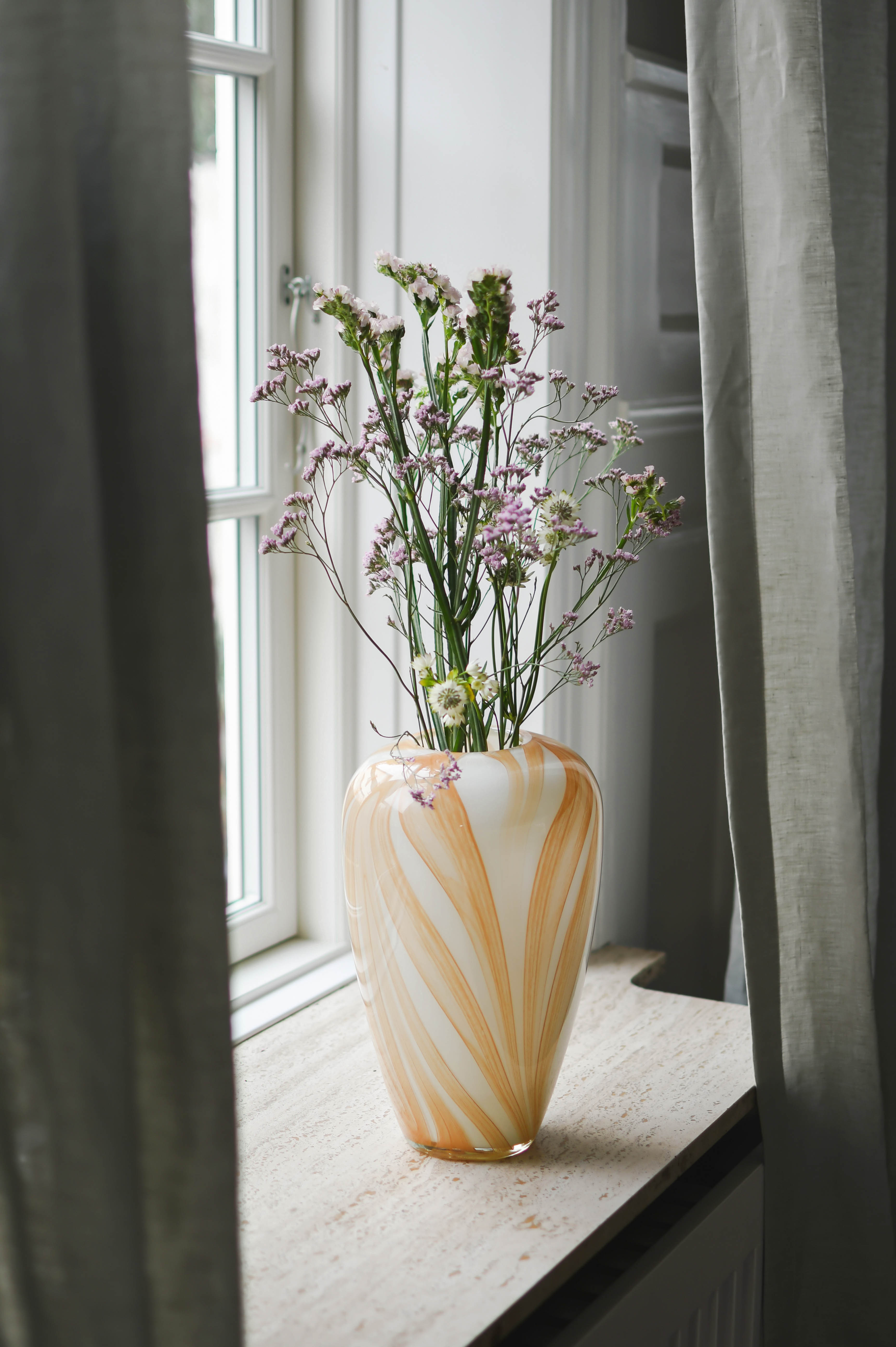 Vase med brede striber, amber/hvid - H32,5 cm.